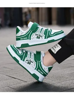 Vista detallada de elegantes zapatillas deportivas para niños en verde y blanco sobre la calle