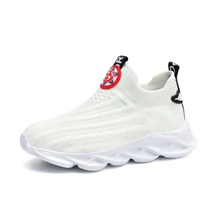 Scarpe sportive bianche in flyknit per bambini con suola ondulata e traspirante.