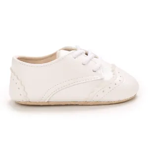 Détail de chaussures de marche bébé en cuir PU blanc avec perforations
