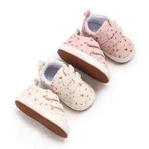 Bequeme Baby-Lauflernschuhe mit Kirschprint, weicher Sohle und Klettverschluss