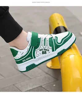 Detalle lateral de zapatillas de moda para niños en verde y blanco con cierre de velcro