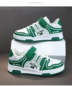 Detalle lateral de zapatillas infantiles verde y blanco con velcro y logo ABC SHIELD