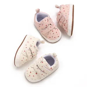 Rosa und cremefarbene Baby-Lauflernschuhe mit Kirschprint, weicher PU-Sohle und Klettverschluss