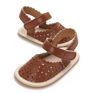 Sandales de marche marron pour bébés filles avec semelle souple et design ajouré
