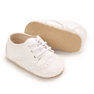 Vue détaillée de chaussures bébé blanches avec semelles souples et antidérapantes.