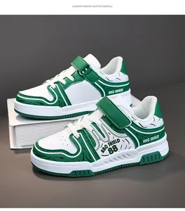 Detalle lateral de zapatillas infantiles verdes y blancas con estampado ABC SHIELD