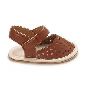 Vue latérale de sandales de marche pour bébés marron avec bords festonnés et motifs