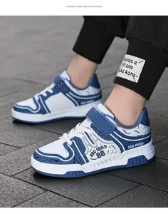 Vista detallata de zapatillas casuales para niños en azul y blanco con cierre de velcro