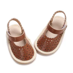 Vue détaillée de sandales marron pour bébé fille avec motifs triangles découpés au laser.