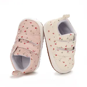 Detailansicht der Baby-Lauflernschuhe mit Kirschdruck, weicher Sohle und Klettverschluss.