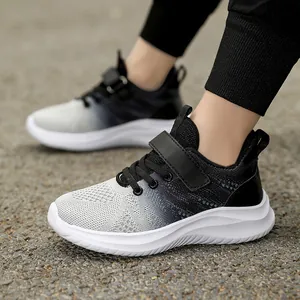 Scarpe da corsa per bambini con maglia sfumata e suola bianca flessibile profilo