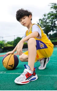 Breathable mesh boys basketball shoes for children aged 6 to 12 years old on a sports court