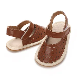 Vue détaillée de sandales marron pour bébé fille avec motifs découpés et semelles souples