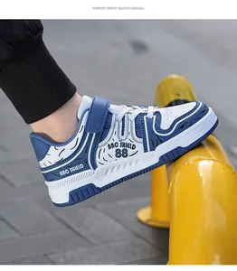Vista lateral detallada de zapatillas infantiles azules y blancas con diseño ABC SHIELD.