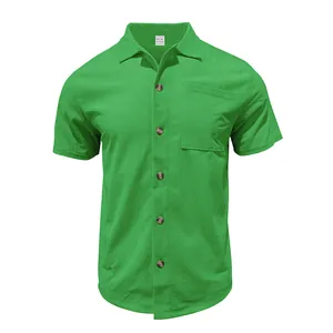 Vista frontale di una camicia casual verde da uomo a maniche corte con colletto a rever.