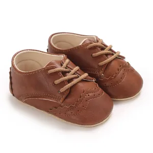 Détail de chaussures brogues pour bébé en simili cuir marron avec semelle souple