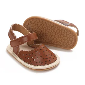 Détails de sandales marron pour bébé fille avec design ajouré et semelle souple