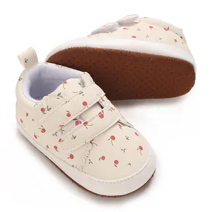 Detailansicht der cremefarbenen Lauflernschuhe mit Kirschmuster und weicher Sohle