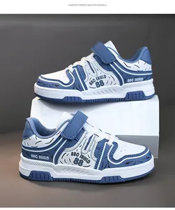 Detalle lateral de zapatillas infantiles azules y blancas con el logo ABC SHIELD
