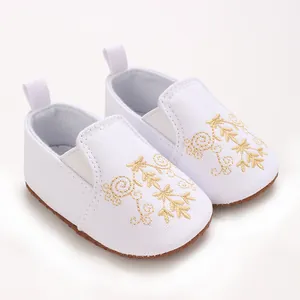 Detailansicht weißer Baby-Lauflernschuhe mit goldener Stickerei und weicher Sohle