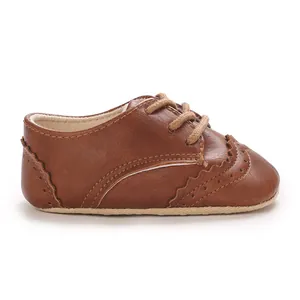 Détail de profil latéral de chaussures brogues pour bébé en cuir PU brun à lacets