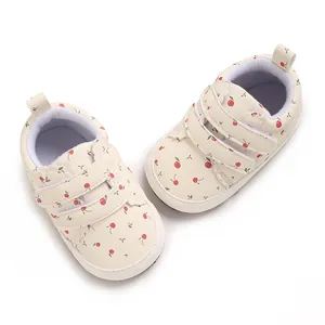 Detailansicht der cremefarbenen Lauflernschuhe mit Kirschprint und Klettverschluss.