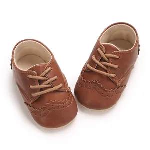 Vue détaillée de chaussures de marche pour bébé marron à semelle souple et style richelieu