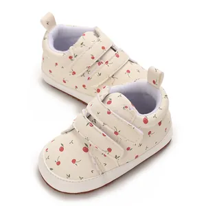 Detailansicht von Babylauflernschuhen mit Kirschmuster und praktischen Klettverschlussriemen