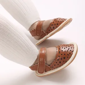 Sandales marron découpées au laser pour bébés filles avec semelles souples confortables.