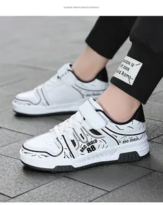 Primer plano detallado de zapatillas deportivas blancas para niños con diseños de graffiti