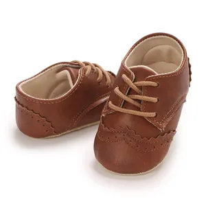 Gros plan de chaussures bébé en simili cuir marron avec détails richelieu et semelles souples.