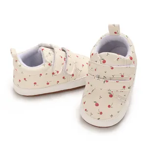 Detailansicht der Baby-Lauflernschuhe mit süßem Kirschmuster und Klettverschluss