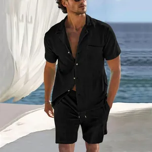 Dettaglio del set camicia a maniche corte a coste e pantaloncini neri da uomo