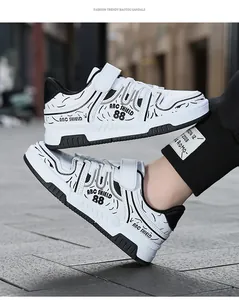 Perfil lateral de zapatillas blancas para niños con patrones de grafiti negro y correas