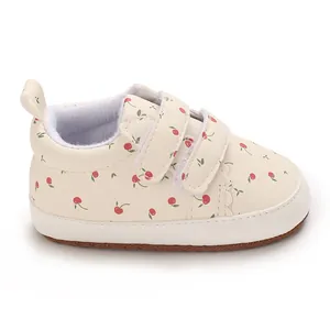 Baby-Lauflernschuhe aus PU in Creme mit süßem Kirschmuster und Klettverschluss