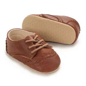 Élégantes chaussures de marche bébé garçon semelle souple marron et détails brogue