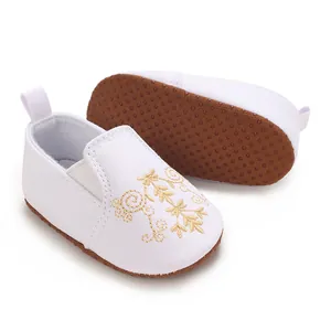 Detailansicht weiße Baby-Lauflernschuhe mit Goldstickerei und rutschfester Weichsohle