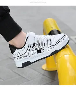 Vista lateral de zapatillas casuales de moda para niños en blanco y negro