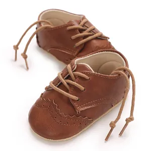 Vue rapprochée de chaussures de marche pour bébé marron à semelles souples.