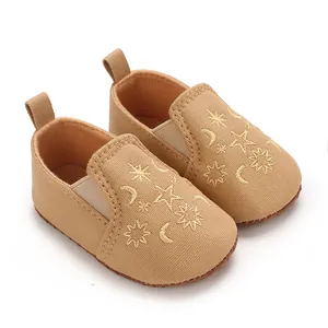 Detaillierte Ansicht brauner Baby-Lauflernschuhe mit feiner Stern- und Mondstickerei