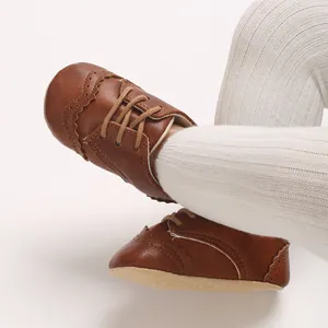 Chaussures souples pour bébé marron avec détails richelieu