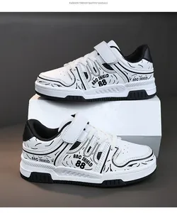 Vista lateral detallada de zapatillas de skate blancas y negras para niños en un bloque blanco