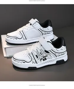 Vista detallada de zapatillas blancas para niños con motivos de grafiti y velcro