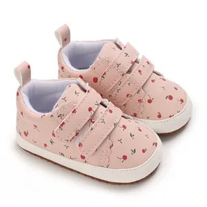 Detailansicht der rosa Baby-Lauflernschuhe mit Kirschmuster und weicher PU-Sohle