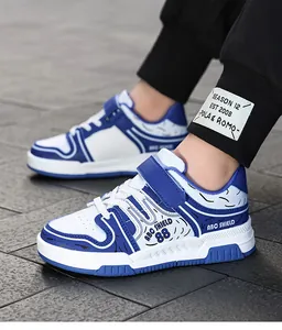 Vista lateral de zapatillas casuales azules y blancas para niños con velcro