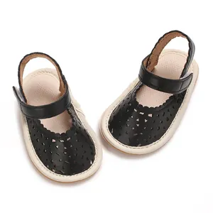 Vue détaillée de sandales noires pour bébé fille avec motifs ajourés et semelles souples