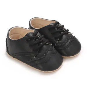 Gros plan de chaussures de marche classiques en similicuir noir avec détails richelieu élégants.