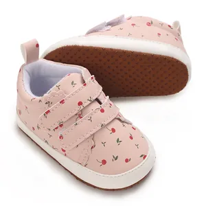 Rosa Baby-Lauflernschuhe aus PU mit Kirschmuster und rutschfester, weicher Sohle
