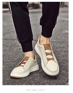 Gedetailleerd overzicht van beige leren herensneakers met bruine details en witte zool