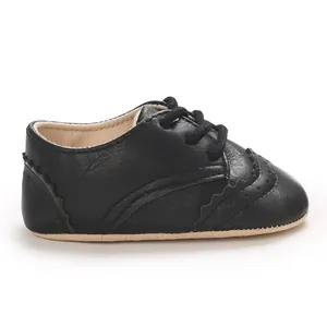 Vue latérale d'une chaussure de marche pour bébé en cuir PU noir à bords festonnés